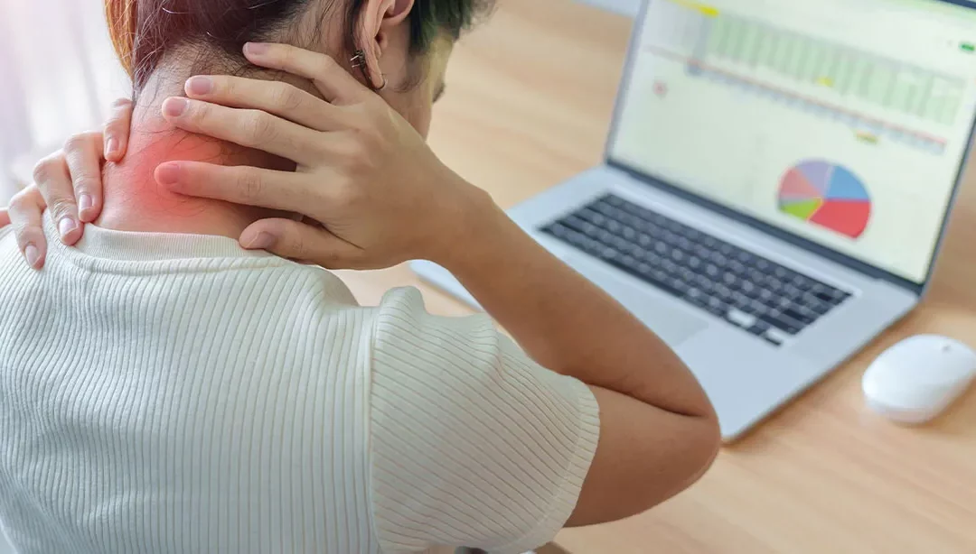 Dolor cervical por ordenador: por qué aparece y cómo dejar de sufrirlo sin vivir estirando el cuello