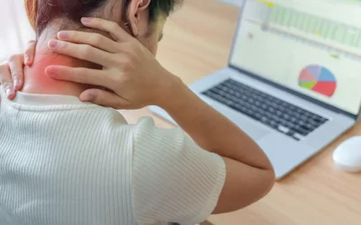 Dolor cervical por ordenador: por qué aparece y cómo dejar de sufrirlo sin vivir estirando el cuello