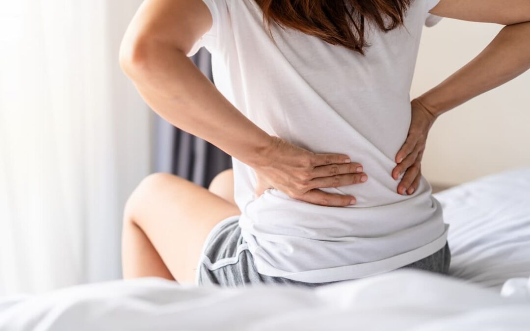 Dolor lumbar al levantarse: por qué te duele más por la mañana y qué hacer para solucionarlo